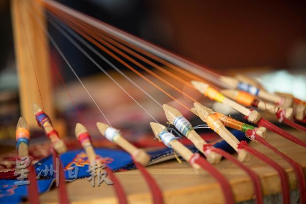 蒙古传统缝制工艺有其别具一格的编织法，导师敦蓉希望孩子可以将技艺传承下去。（图：大马世界宣明会）