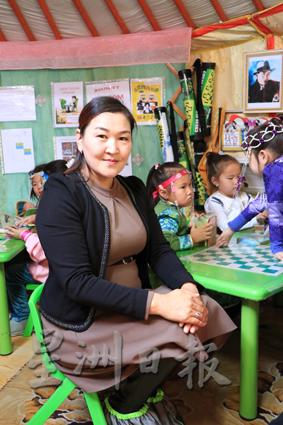 孟克祖是蒙古包幼儿园校长，已在这里服务了3年。