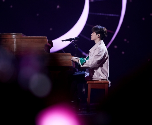 尤长靖16日为江苏卫视天猫“618超级晚”表演并以钢琴自弹自唱。