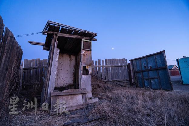 很多住在蒙古包的家庭，仍然使用建在户外的简陋厕所，没有现代化的排污系统。（图：大马世界宣明会）