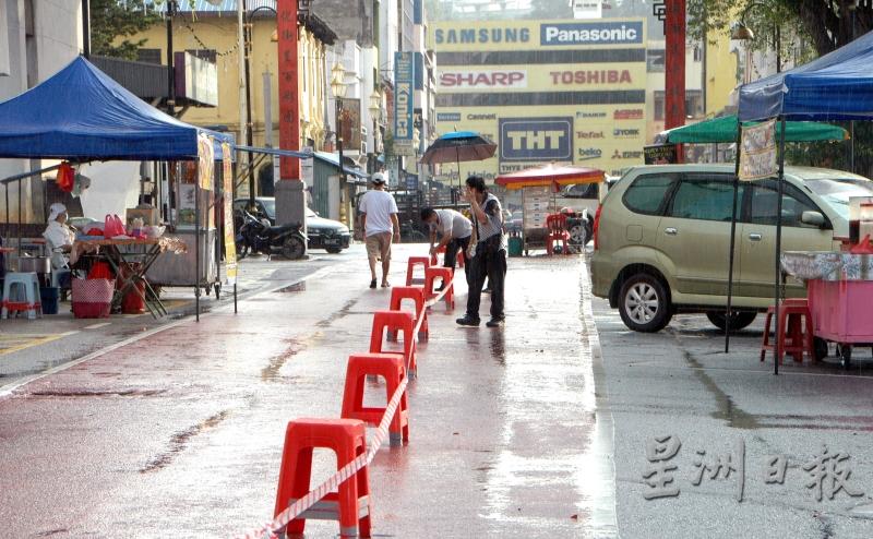 芙蓉文化街重开首日，管委会成员冒雨为复业做准备。