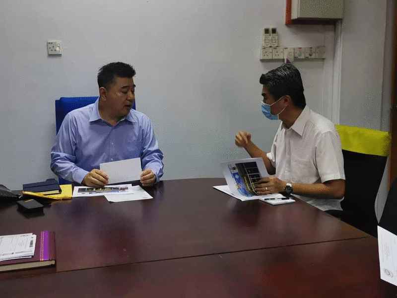 张克骏（右）向陈锦雄反映迷你巴士业者目前面临的营业困境。