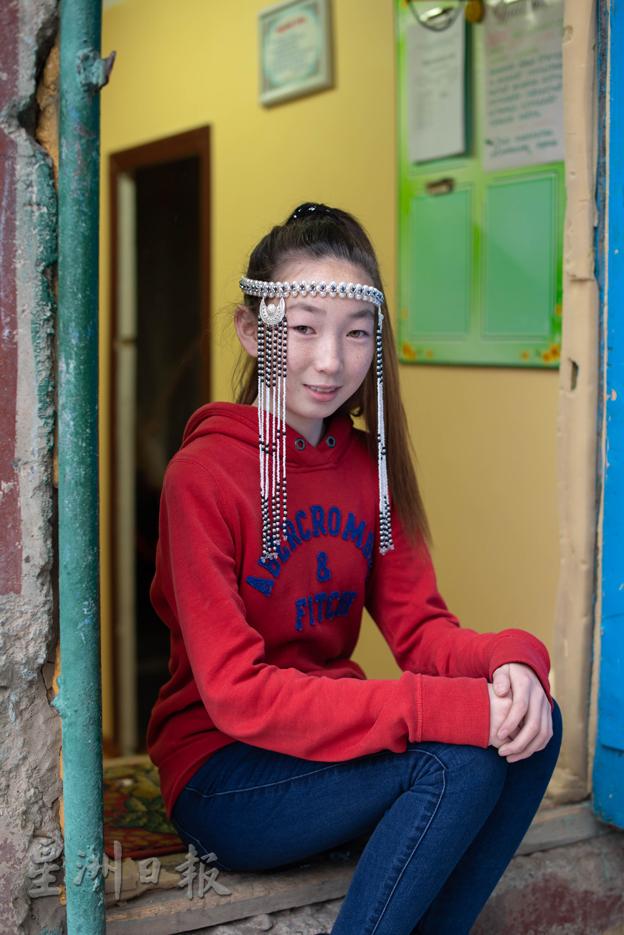 依蕾蒂戴上亲手制作的蒙古传统女生头饰。（图：大马世界宣明会）