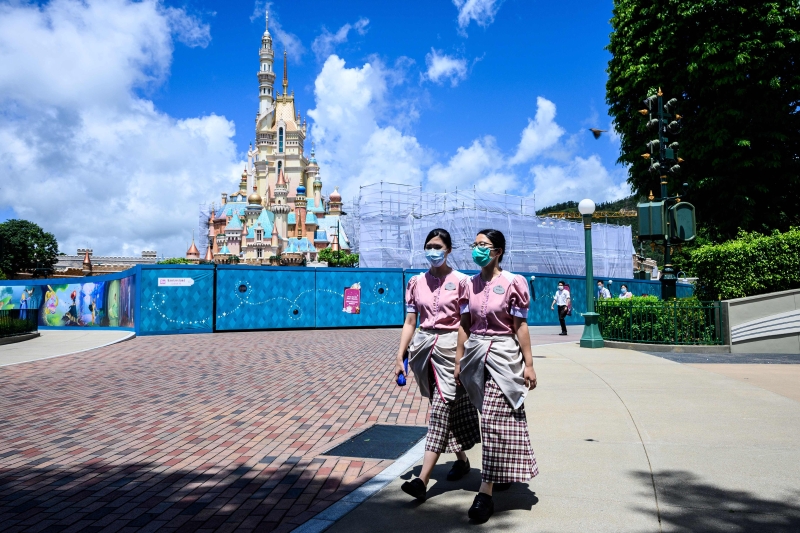 关闭5个月后的香港迪士尼乐园重开，员工都做好准备迎接18日的到来。