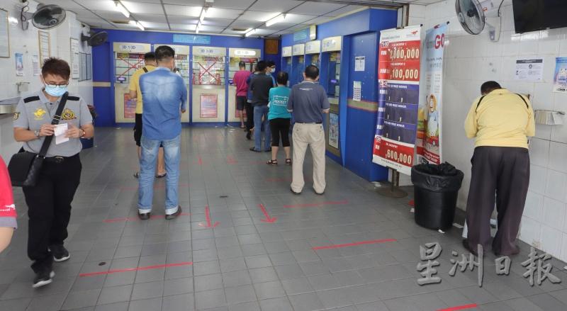 大马彩只开放两个投注柜台，民众排成两排。
