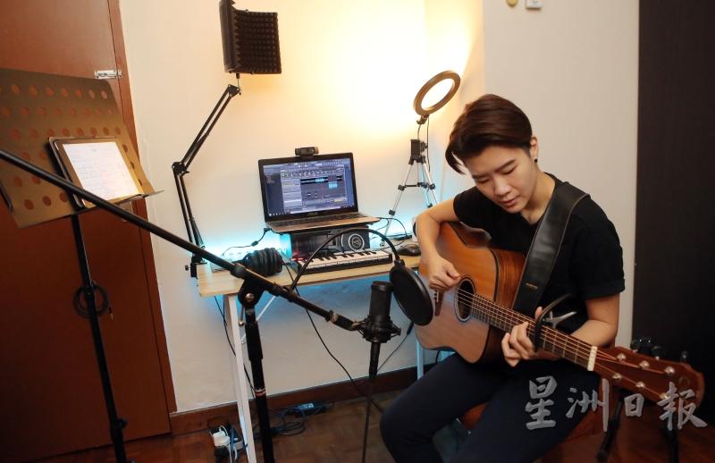 周美杏在房间打造了迷你录音室，拍摄自弹自唱视频，记录自己的歌唱历程。