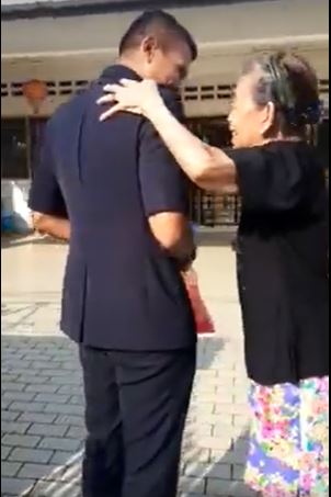 华裔老妇阿香（右）欣喜的用手轻拍聂依查尼的肩膀。