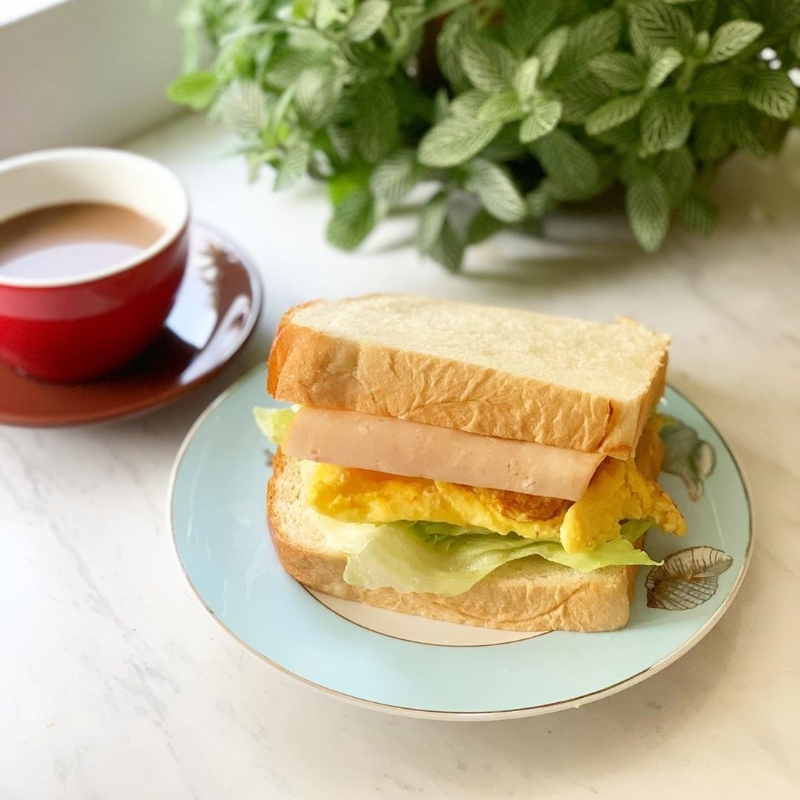 买不到面包吗？你也可以尝试自己做！自制汤种柔软面包搭配火腿片、鸡蛋及生菜，就是个简单又好吃的早餐。

（照片取自孙世梅Instagram：@sonianll）