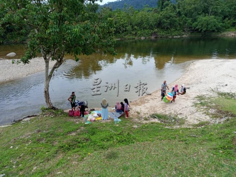 死者与家人到瀑布区野餐，独自到河里游泳时溺毙。
