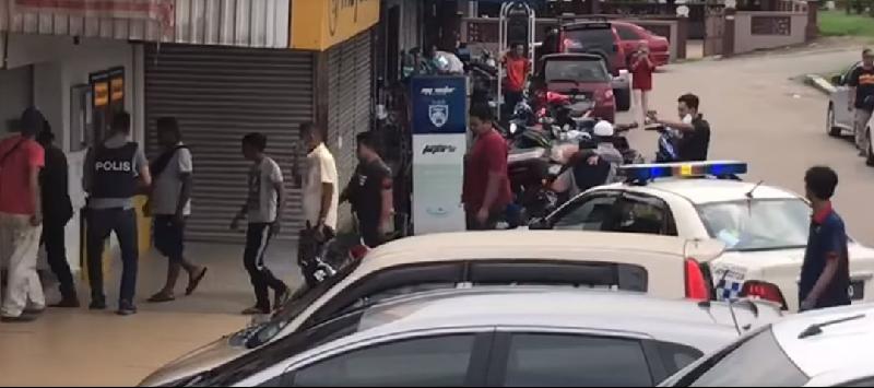 哥打丁宜阿依达哇5一家马来亚银行周四下午遭劫匪闯入行劫。