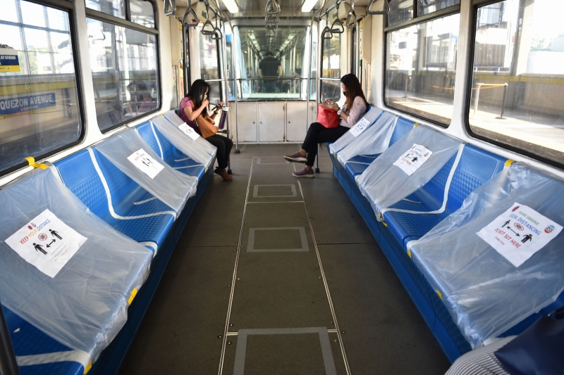 在菲律宾首都马尼拉，电动火车的一些座位特别标记禁止乘客坐。（图：法新社）