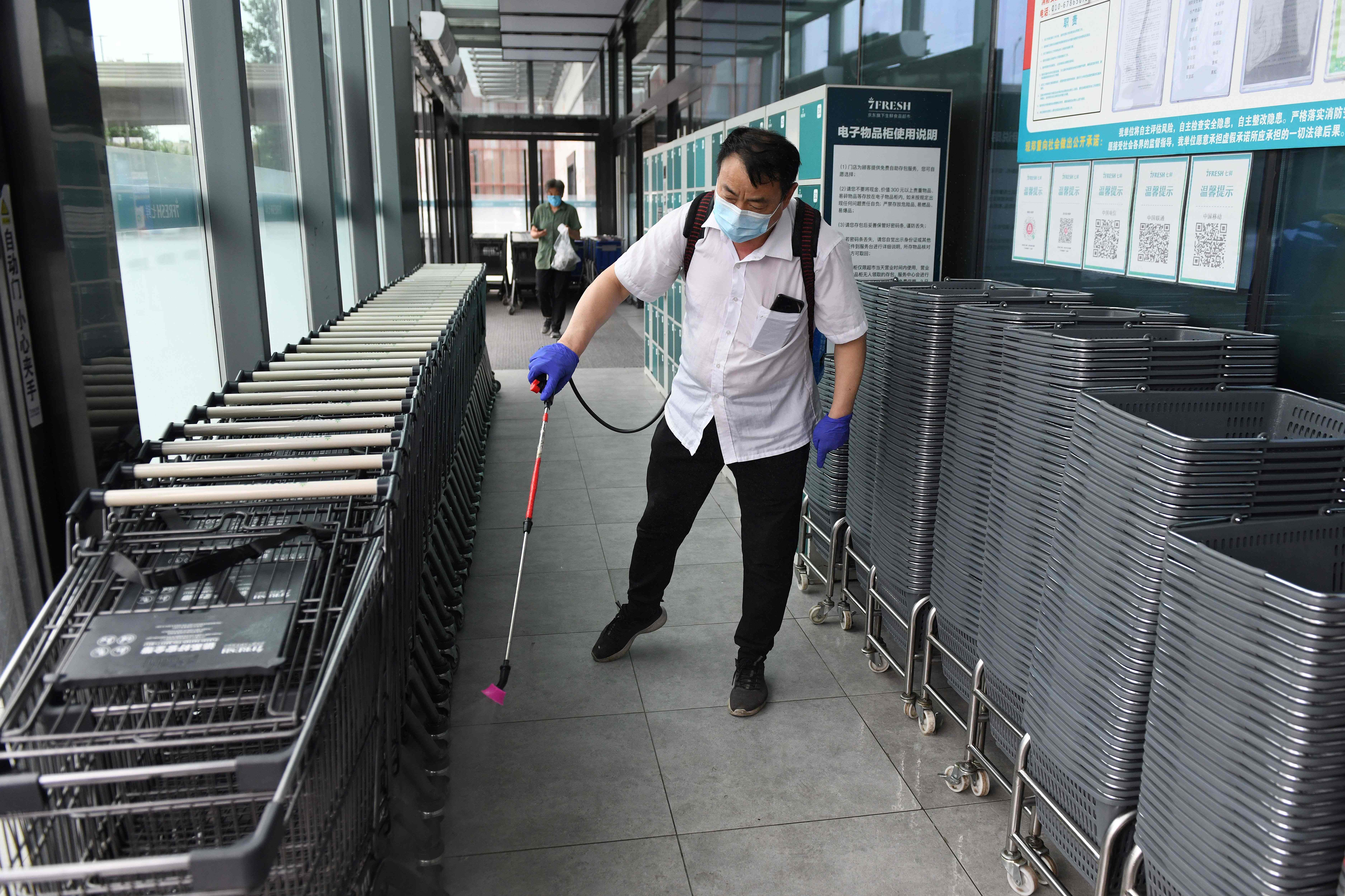 北京大型农贸批发市场的疫情爆发，北京所有超市频密进行消毒工作。（图：法新社）