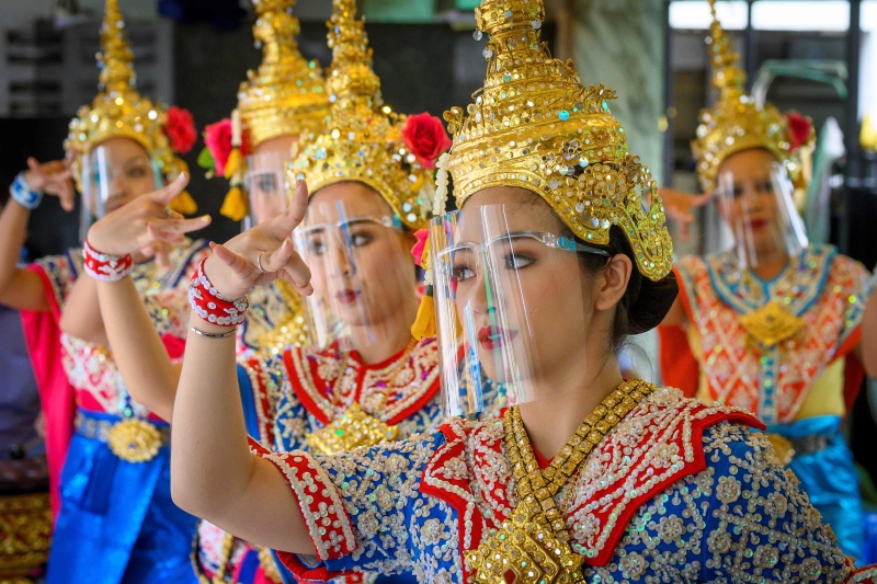带着面罩的传统舞者在曼谷的四面佛庙表演。（图：法新社）