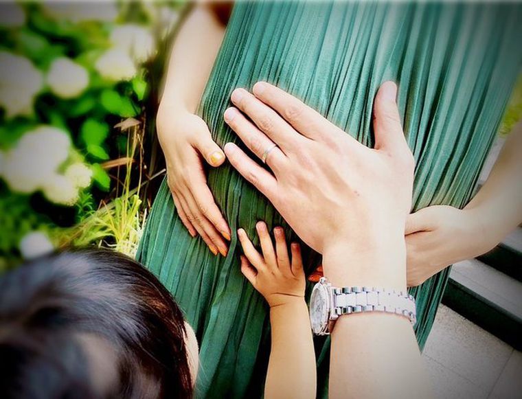 PIKO太郎晒出一家三口手贴爱妻的孕肚照，宣布有了第2个爱的结晶。