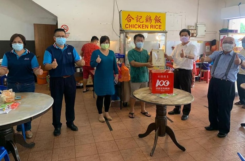 晋巷合记鸡饭为培风义卖两天，成功筹得1万零7令吉。右二为董事长史进福。