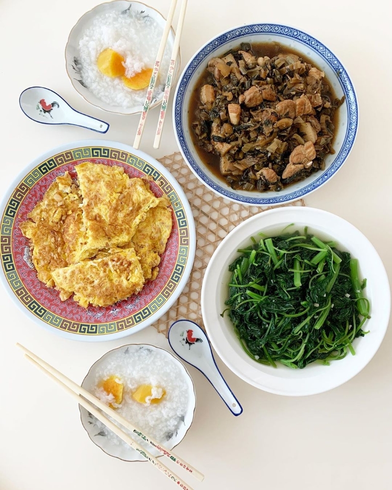 简单的菜脯蛋、梅菜猪肉及清炒苋菜，就可成为营养丰富的一餐。

（照片取自孙世梅Instagram：@sonianll）