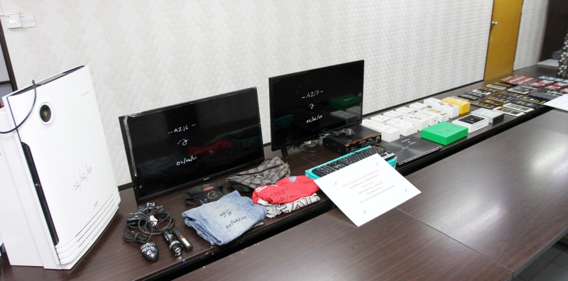 警方成功起获大量贼赃归案，包括电脑、手机及衣物等。
