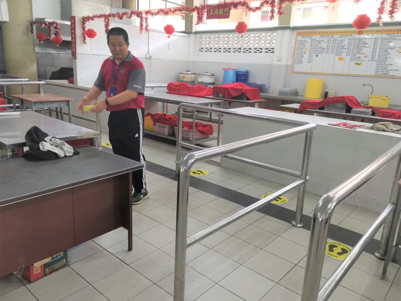 黄良福说，学生必须到食堂买食物，再回课室用餐。