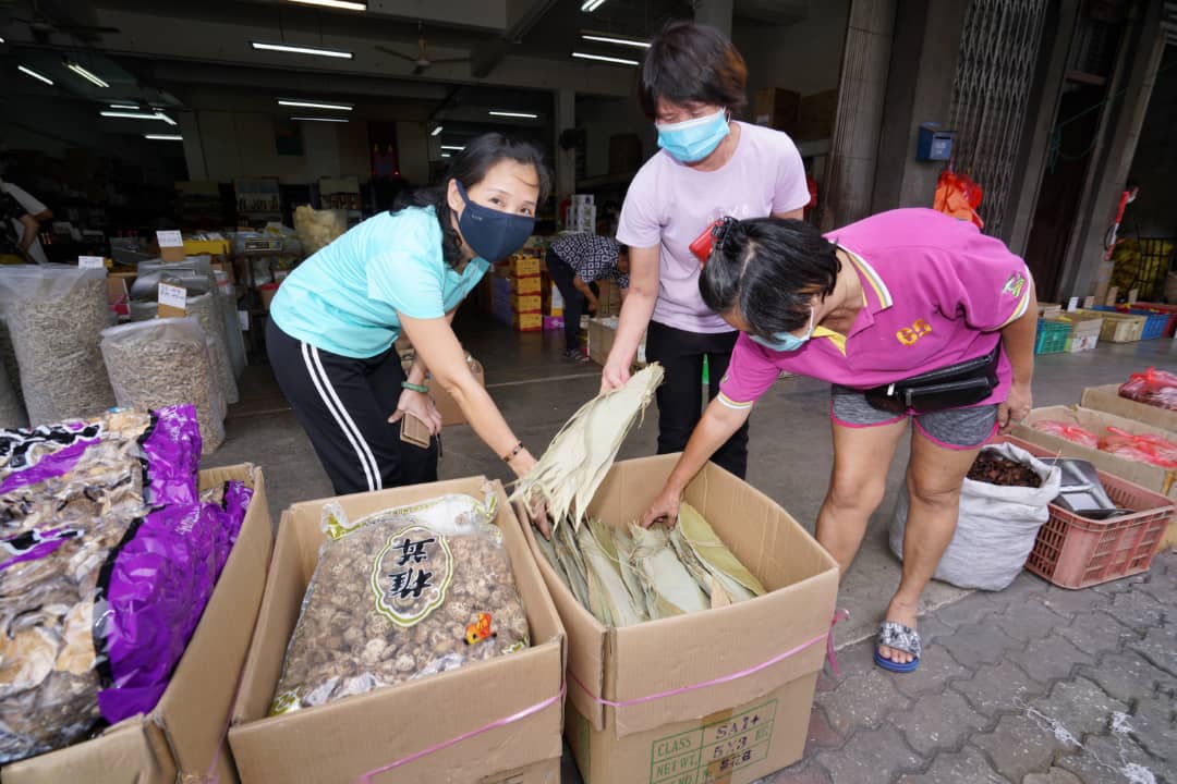 端午节跫音渐近，许多人前往购买裹粽原料。（图：星洲日报）