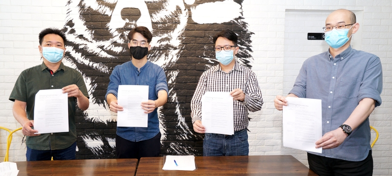 黎志明（左起）、谢佑俊、伍展鸿及詹一峰展示他们自拟的防处标准作业程序，希望政府早日让他们重新开业。