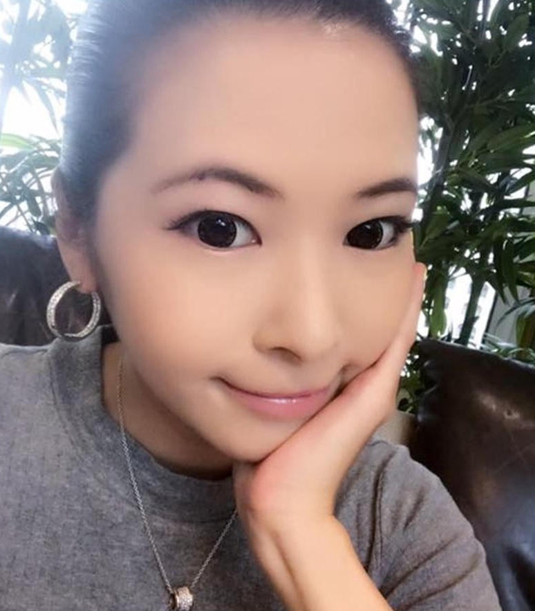 萧亚轩淡妆自拍照，被网民说撞脸Makiyo。