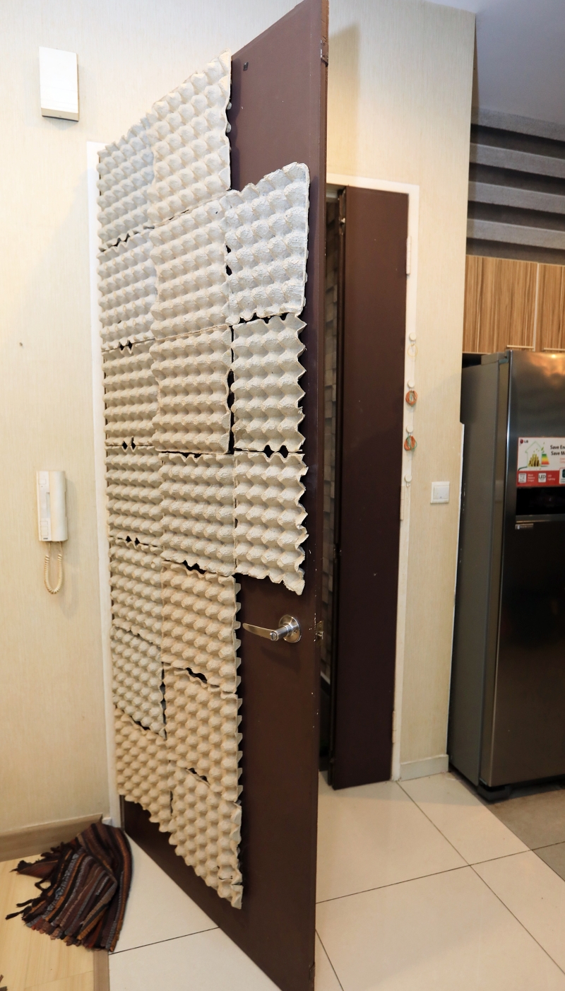 嫌犯自制隔音门，在公寓木门上贴满蛋托。