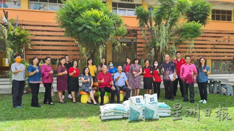 杨文轩（坐者中）捐赠20公斤的肥料予各校美化校园。