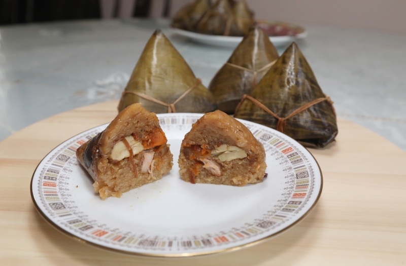海南粽馅料有五花肉、咸蛋黄、栗子、冬菇、虾米、鱿鱼丝和油炸红葱头。