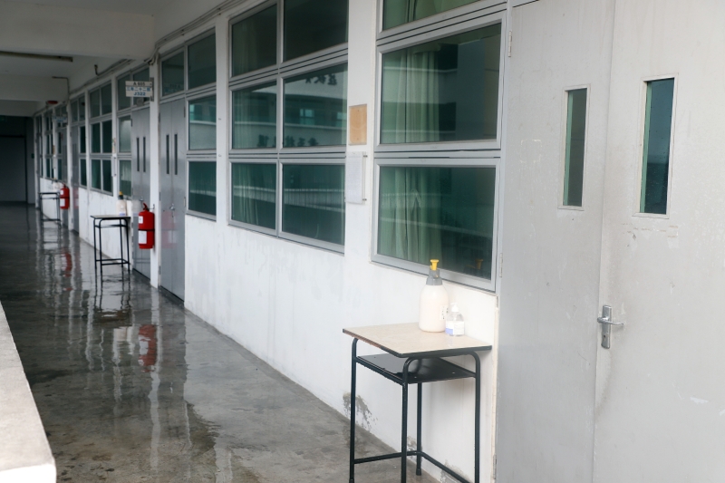 巴生滨华中学的每个班级都会摆放消毒水和消毒搓手液，消毒水让学生可以在上课前和下课后喷洒课室内的桌椅。