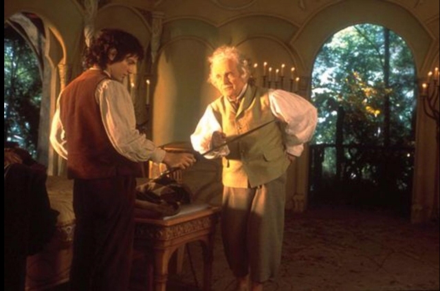 伊恩贺最让人印象深刻的角色是在《魔戒》系列饰演哈比人Bilbo，他曾于2003年凭《魔戒三部曲之王者再临》获美国演员工会奖的最佳电影演员。