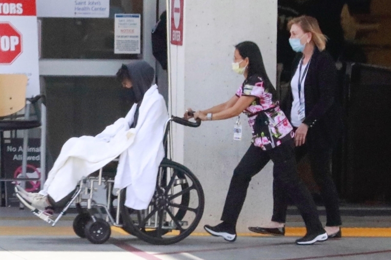 查德维克博斯曼被拍到现身洛杉矶医院急症室，坐在轮椅的他戴黑口罩由护士推到医院内大楼，让粉丝担心不已。