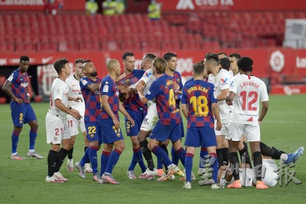 巴塞罗那与塞维利亚之战没有高潮迭起的进攻，倒是比赛中两队引发冲突成了比赛唯一“亮点”。图为双方球员在争执中推搡，所幸情况随后得到控制。（法新社照片）