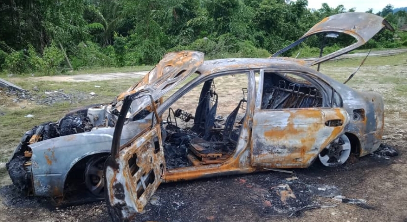 有人怀疑司机酒驾而放火烧车，汽车被烧成废铁。