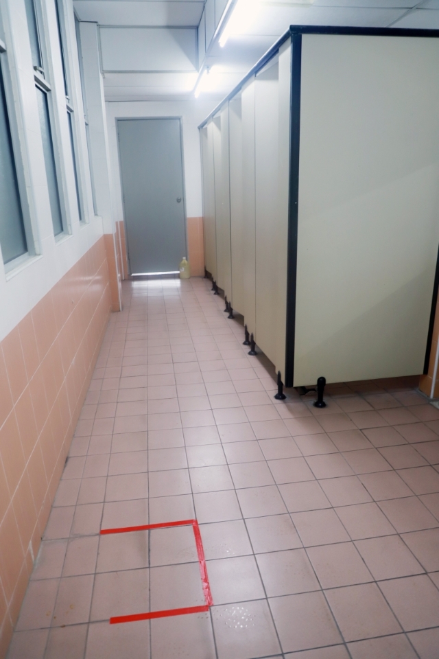 就算是在厕所内，也要求学生在等候时保持距离，所以厕所内只允许一人等候，其余学生则被安排在外排队等候。