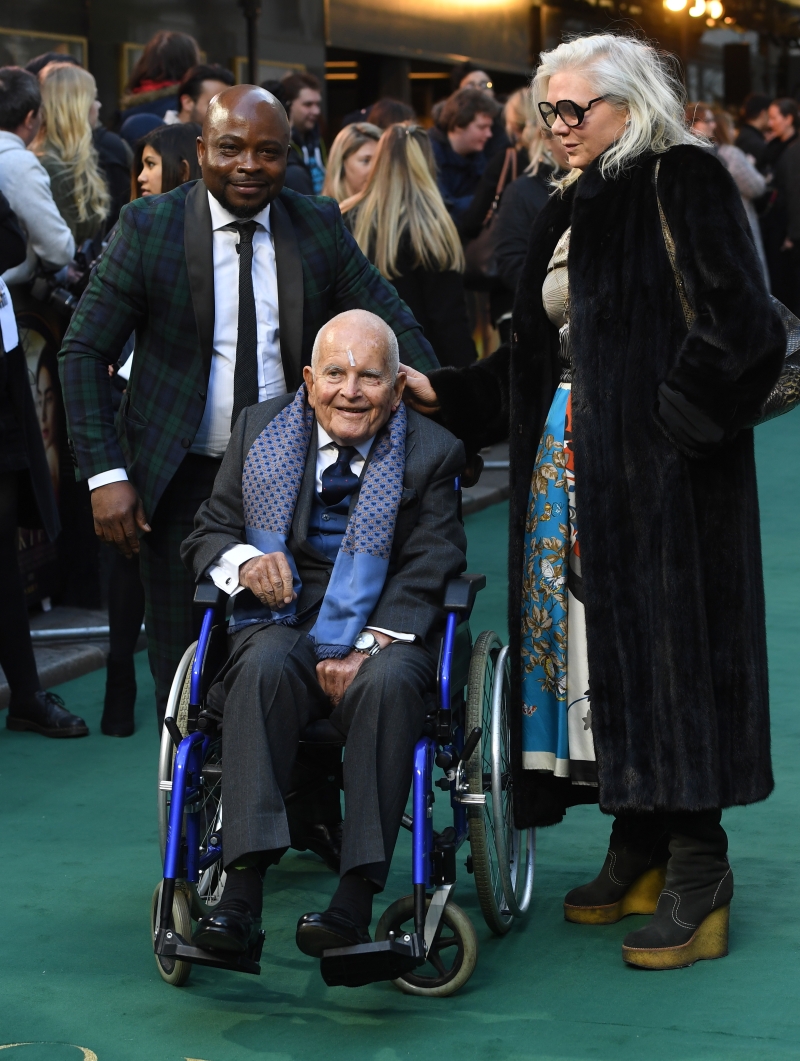 伊恩贺去年4月在伦敦坐上轮椅出席活动。