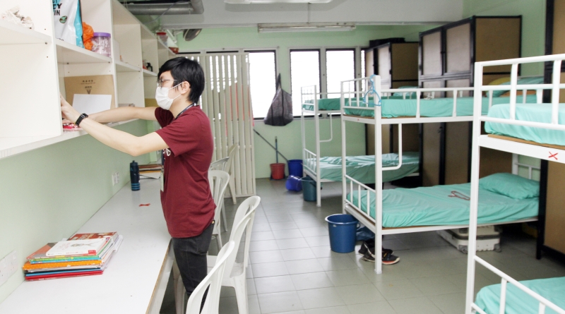 宿舍的房间也只限定4名学生居住，为此各校都忙于整理宿舍。