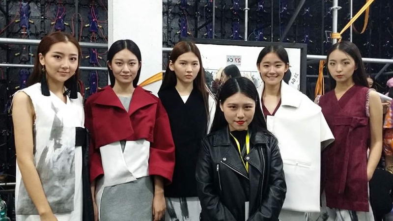 陈婉仪（前者）在2016年北京国际青年设计师邀请赛中，与穿着“崩溃的公主”系列服装的模特儿合影。
