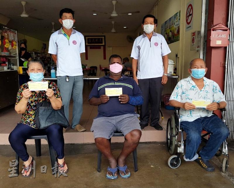 麻坡人民慈善基金会理事移交援助金给3名受惠者后合影；后排站者左起为黄富送及锺学明。