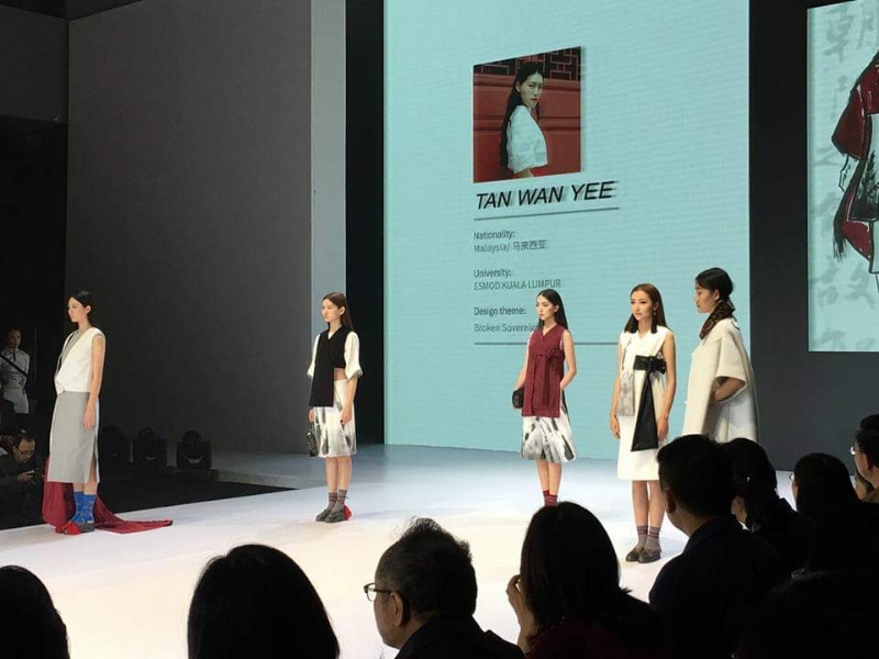 由陈婉仪设计的“崩溃的公主”系列在2016年北京国际青年设计师邀请赛中走秀。
