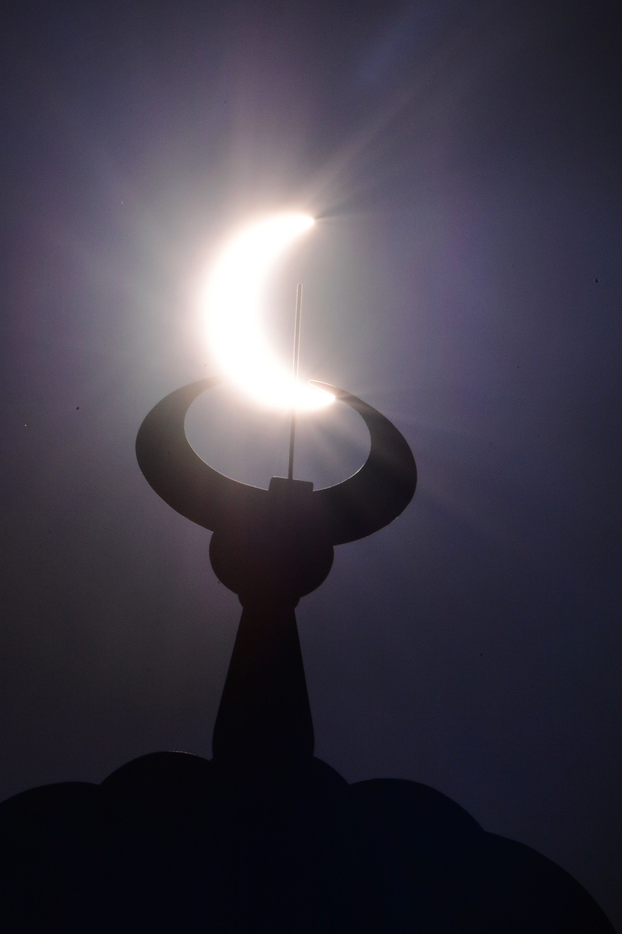 杜拜海湾酋长国看到的日食景观。 (法新社照片)