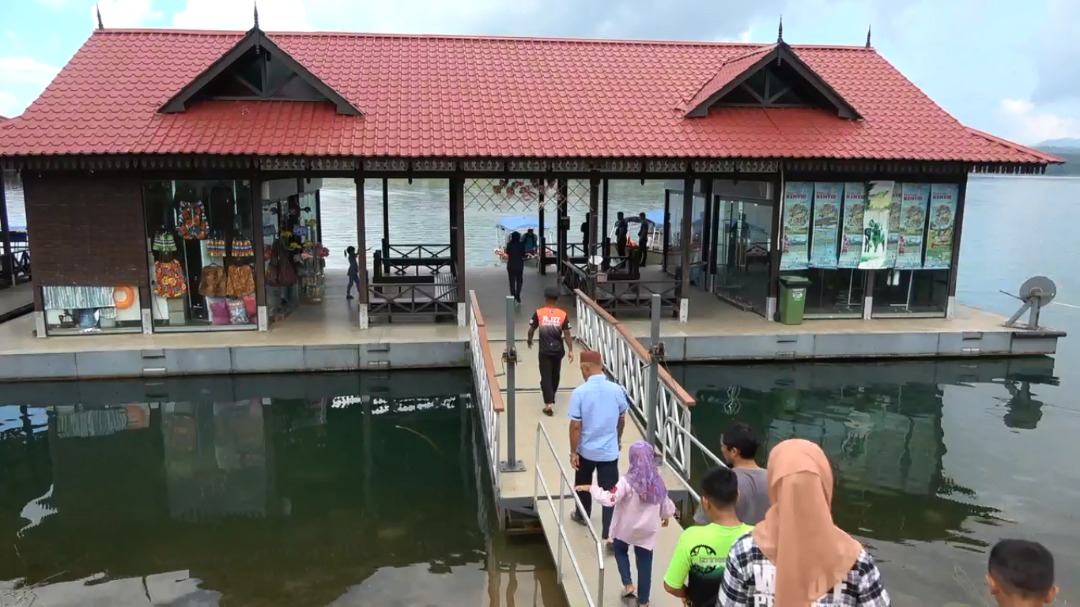 肯逸湖重新开放，吸引不少游客到访。

