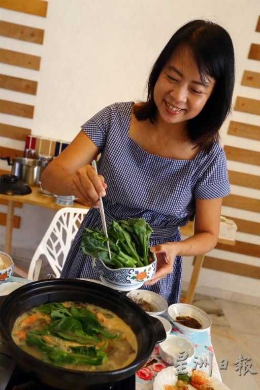蔡燕君：吃火锅时偶尔搭配些清淡食材，“清一清”味觉，才可以更好地品尝下一道食材。