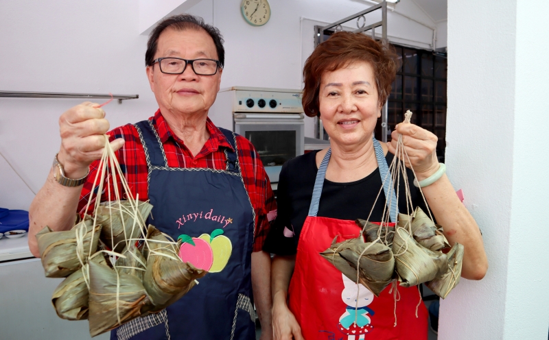 雪隆潮州会馆永久名誉会长吴俊标（左）：传统的潮州粽可同时尝到甜咸两味。