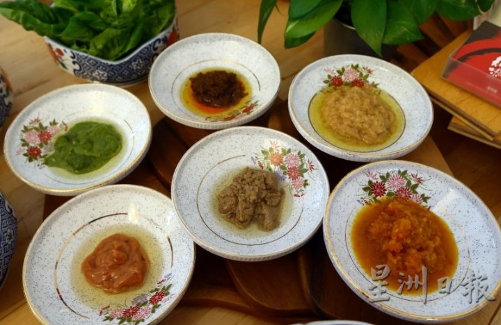 酱料作为锅物的点缀，包括松子菠菜青酱（上排左起）、金香酱、味淋酱）、南乳酱（下排左起）、黑鸡枞菇酱和十香酱。