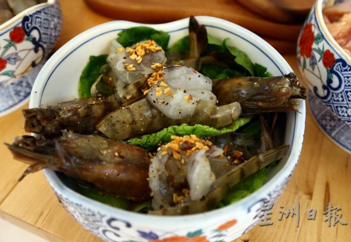 老虎虾，肉质有点像龙虾味道，事先去壳，待一开火时把虾壳倒入汤内，让蔬菜汤提鲜。