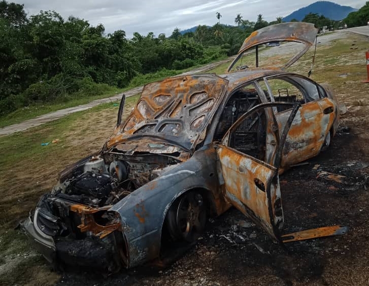 有人因怀疑司机酒驾撞伤人而放火烧车，汽车被烧成一堆废铁。