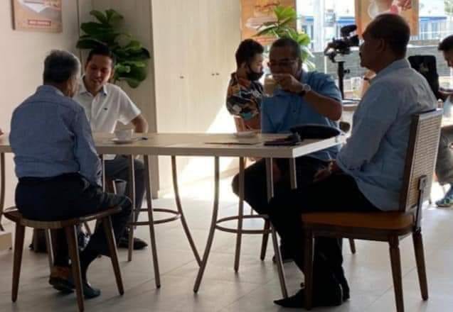与希山共进下午茶的马哈迪政治秘书阿布巴卡（右一）当天负责陪伴马哈迪（左一）出行，但在同一天见了希山。