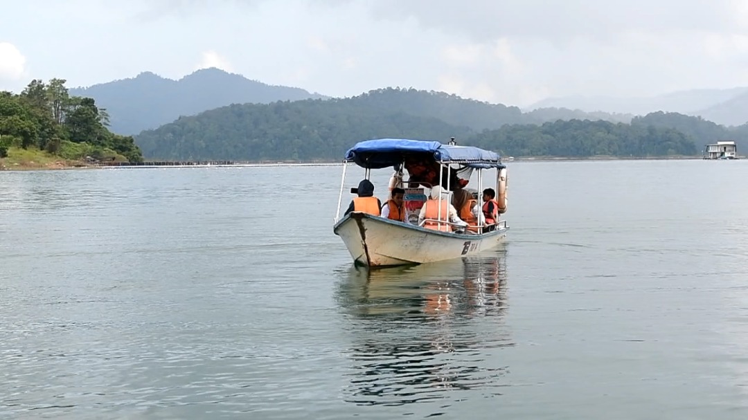 游客乘船游览肯逸湖，欣赏美丽风景。