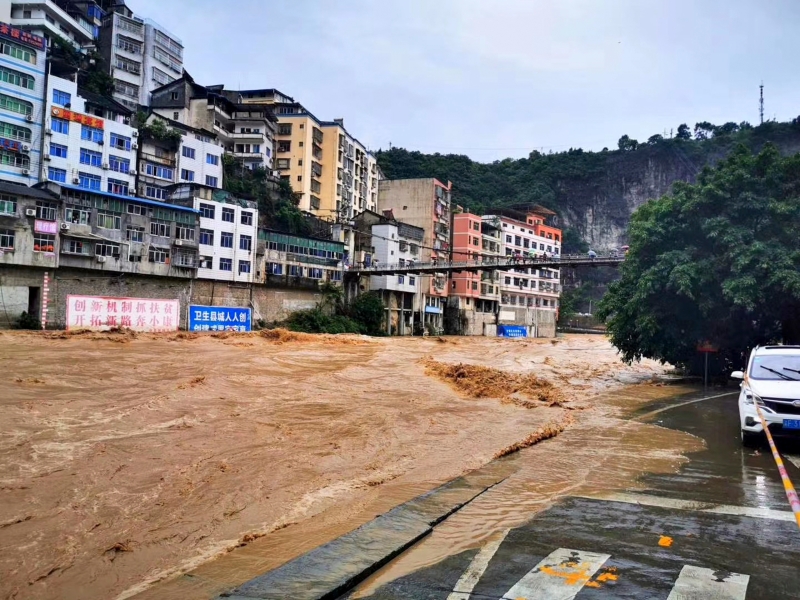 洪水过境重庆市巫溪县宁河街道老城片区，水势汹涌，场面非常骇人。（新华社照片）