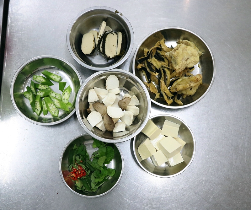 金香鱼杏干鲍菇的用料，包括店家手工制作的小鱼干、杏鲍菇及羊角豆等。